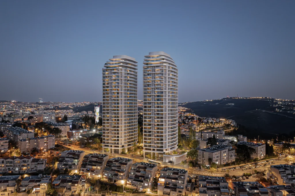 הדמיה אדריכלית של מגדלי מגורים יוקרתי בעיצוב מודרני עם קונסטרוקציה גלוייה, קומות מסחר ותאורת ערב חמה Architectural rendering of a luxury residential tower in modern design, featuring exposed structure, commercial floors, and warm evening lighting